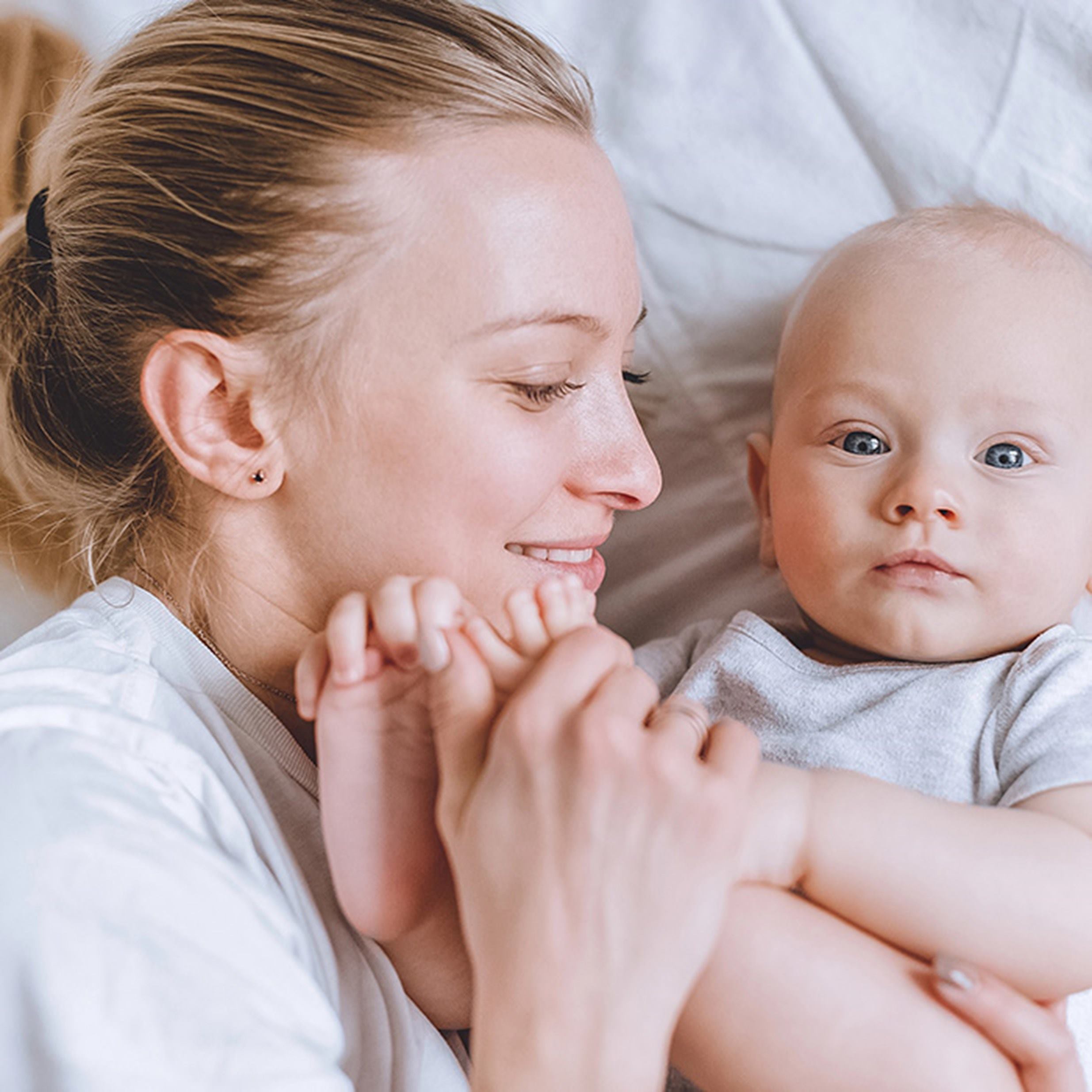 madre-abrazando-bebe