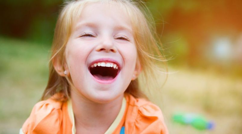 niña feliz